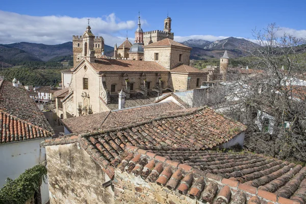 Uitzicht op de daken van het historische gebouw van de stad van Guadalupe, Spanje — Stockfoto