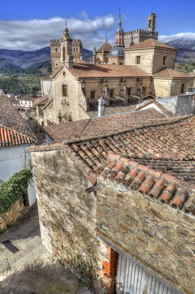 Vista dos telhados históricos da cidade de Guadalupe, Espanha — Fotografia de Stock