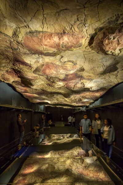 Bezoekers overwegen replica grot van Altamira op nationale Archeolog — Stockfoto