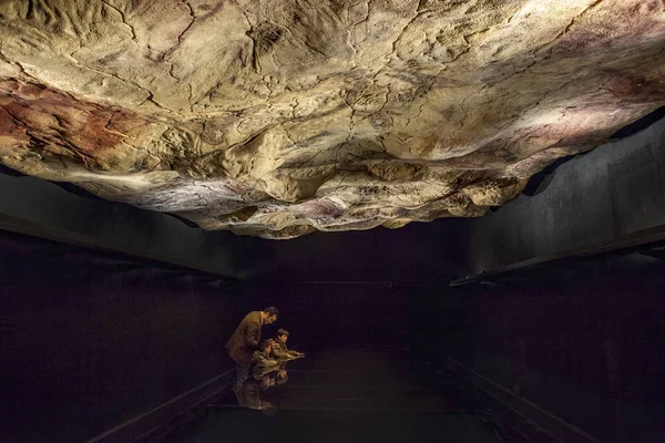 Familie betrachtet die Altamira-Replik-Höhle bei der nationalen Archäologie — Stockfoto