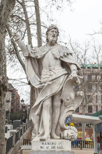 Escultura de Ramiro I das Astúrias na Plaza de Oriente, Madrid, S — Fotografia de Stock