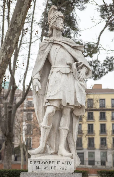 Скульптура Пелагия Астурийского на площади Plaza de Oriente, Мадрид, S — стоковое фото