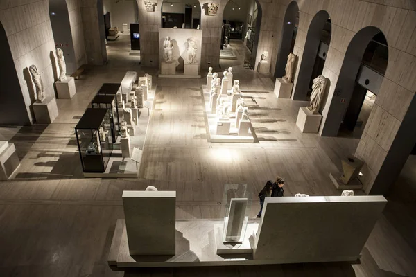 Visitors at National Archeological  Museum of Madrid — Stock Photo, Image