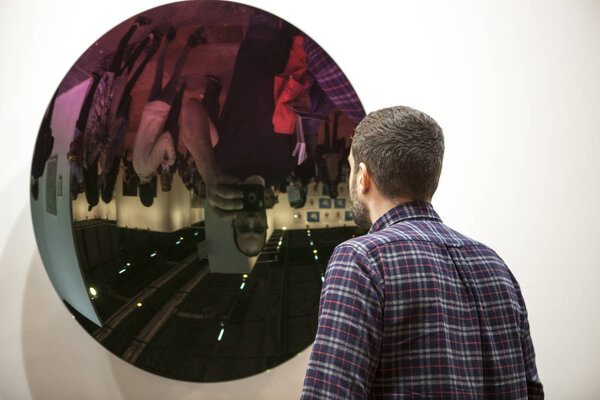 ARCO открывается в Мадриде. Посетители, смотрящие спектакли
