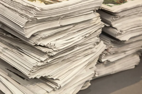 Duas enormes pilhas de muitos jornais — Fotografia de Stock