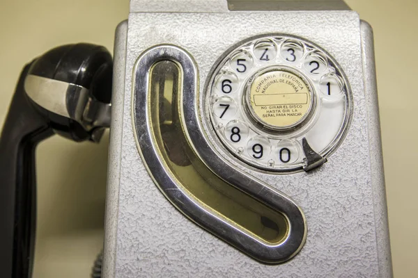 Alte öffentliche Telefonzelle, die von 1960 bis 1980 genutzt wurde — Stockfoto