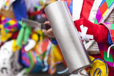 Karnaval geçit töreninde Guira oynayan sanatçı
