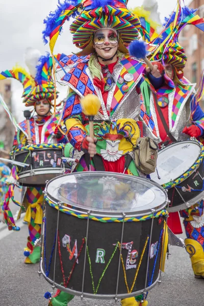 Trommlerfrau spielt beim Karnevalsumzug von Badajoz, Spanien — Stockfoto