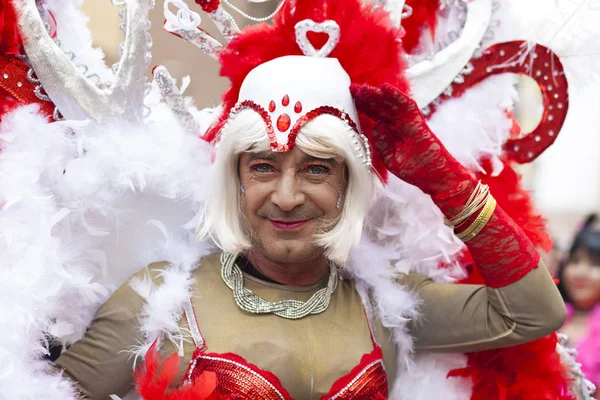 Зрелый трансвестит принимает участие в карнавале Бадахос, Испания — стоковое фото