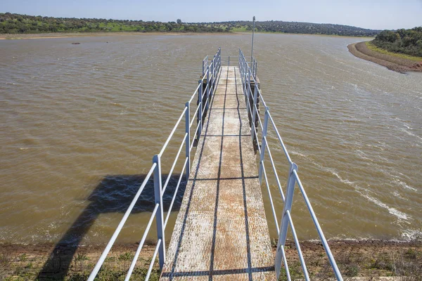 Modern footbridge attached to Dam of Cornalvo Reservoir, Extrema — Stock Photo, Image