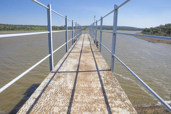 Modern footbridge attached to Dam of Cornalvo Reservoir, Extrema — Stock Photo, Image