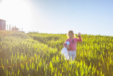 Küçük kız beş yıl eski hareketi sırasında yürüyüş t el ile yapma