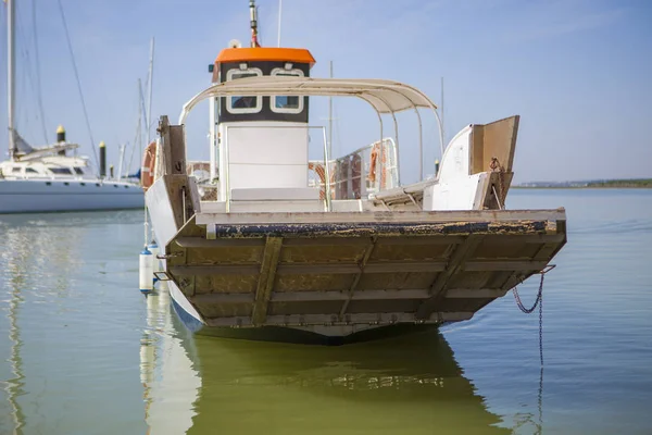 Veerboot nadert naar El Rompido Marina, Spanje — Stockfoto