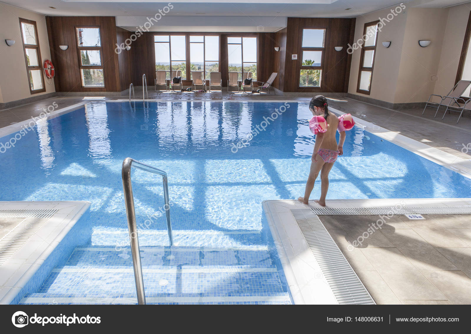 Bambina che gode la piscina al chiuso — foto stock © juan g aunion ... Piscina al coperto