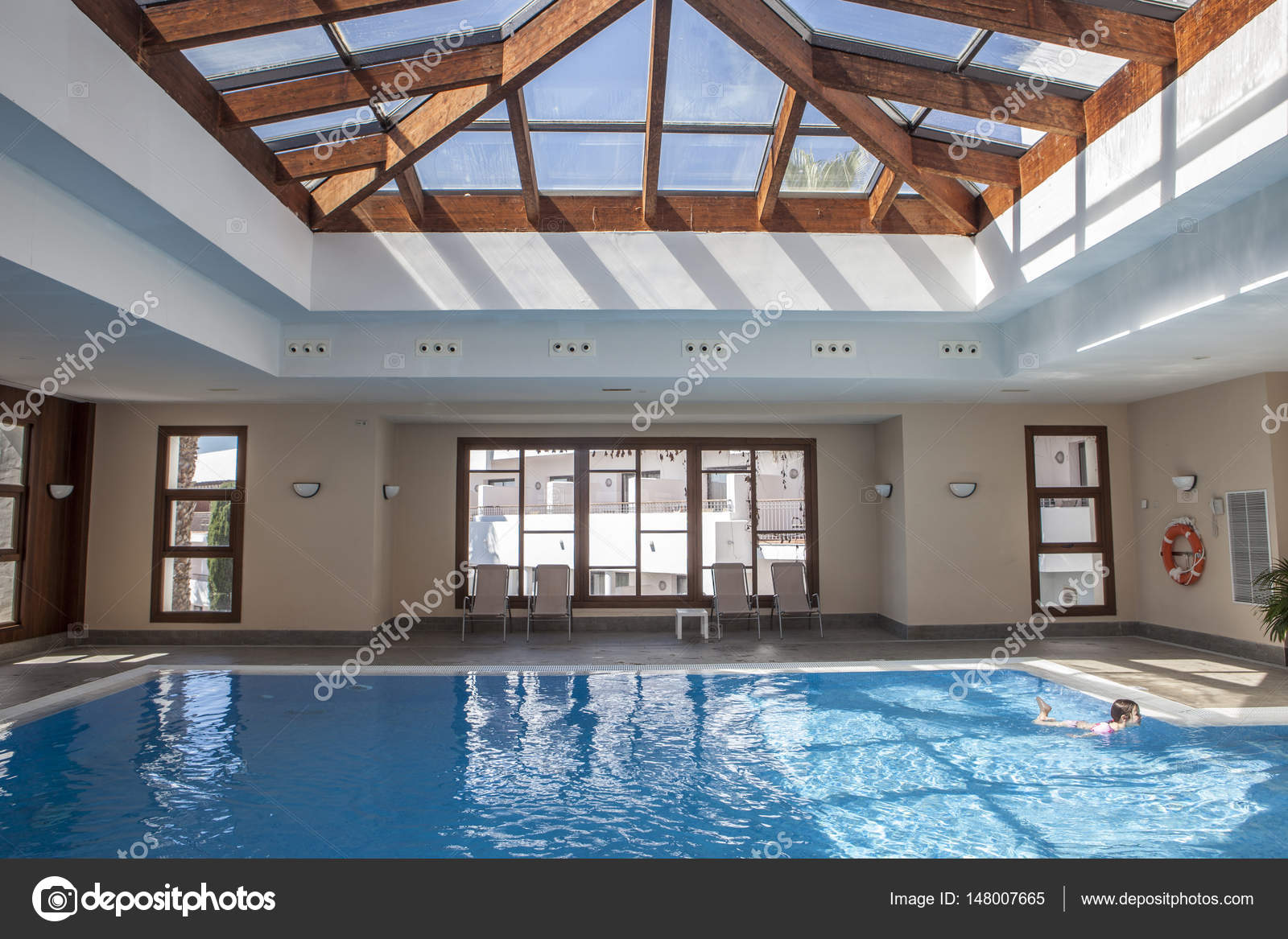 Menina, desfrutando a piscina dentro de casa — stock photo ... Piscina dentro casa