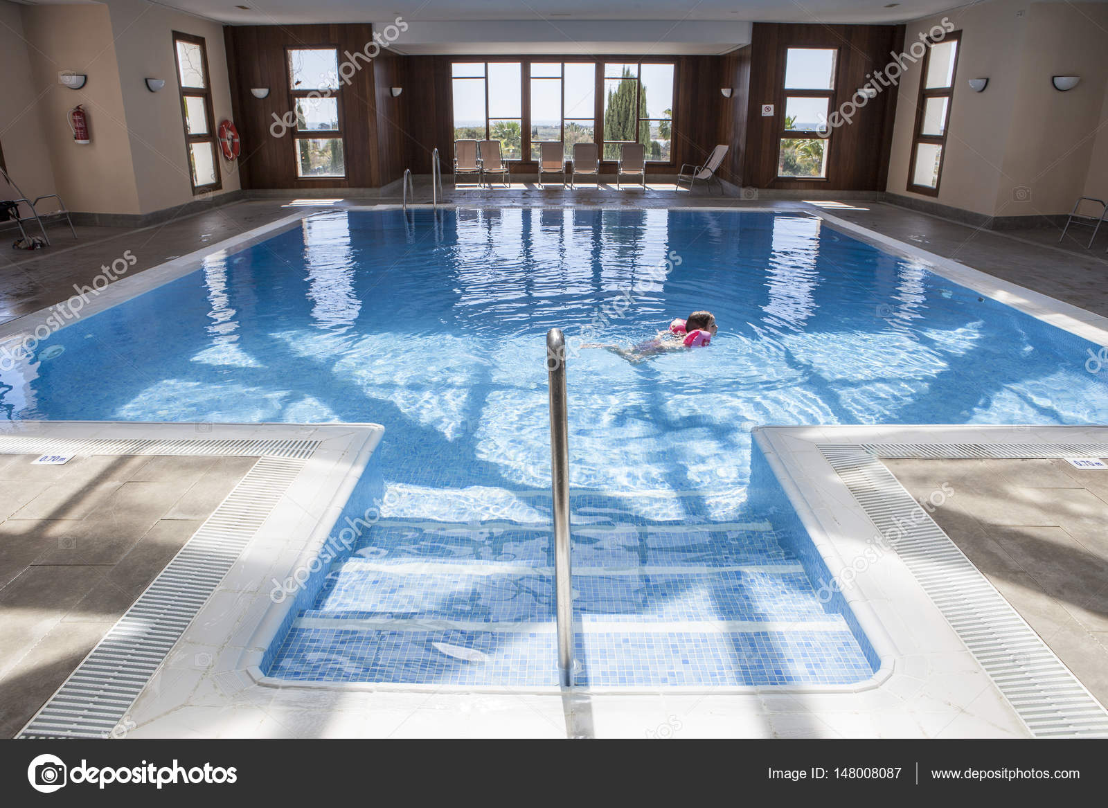 Menina, desfrutando a piscina dentro de casa — fotografias de stock ... Piscina dentro casa