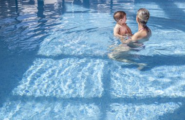 Annenin bebeği ile Kapalı Yüzme Havuzu oyun