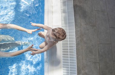 Annenin bebeği ile Kapalı Yüzme Havuzu oyun