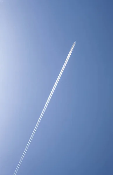Большой белый самолет с четырьмя двигателями над голубым облачным небом — стоковое фото