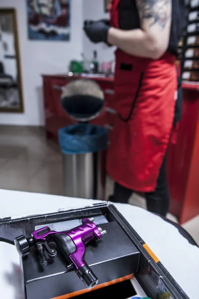 Máquina de tinta de pistola lista para usar en el estudio de tatuajes —  Fotos de Stock