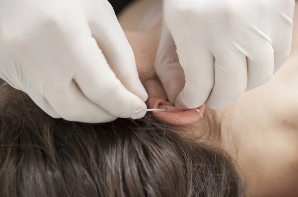 Profesjonalnego podejmowania rook piercing w uchu — Zdjęcie stockowe