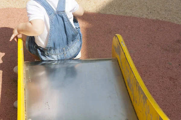 2 anno-vecchio ragazzo giocare su slider a parco giochi — Foto Stock