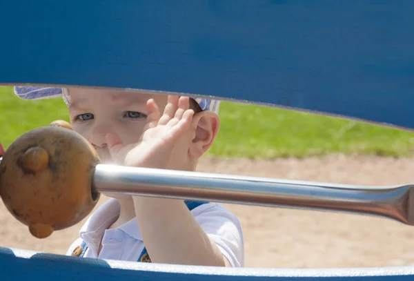 2-letni chłopiec gra z kulek na ciąg — Zdjęcie stockowe