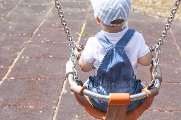 2 anno-vecchio ragazzo giocare su adattato swing — Foto Stock