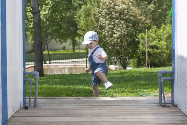 Baby boy learning to walk by himself — Stock Photo, Image