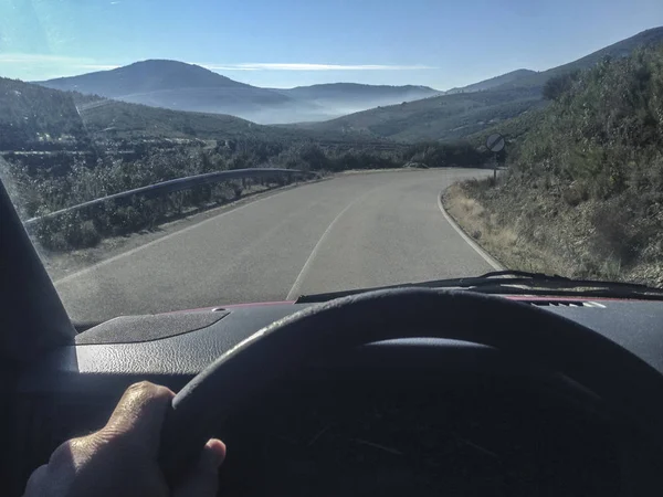 驾驶近迷雾笼罩的山谷 — 图库照片