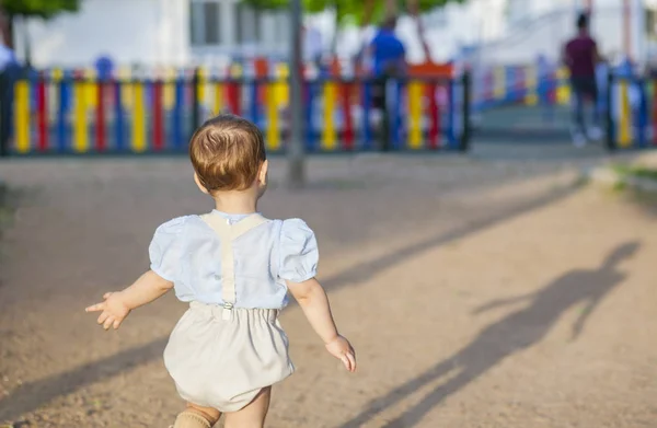 Pequeño niño corriendo hacia el patio — Foto de Stock