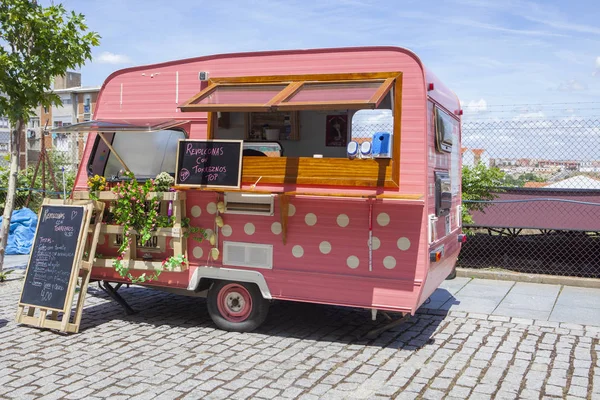 Różowy kropkowane food trucka — Zdjęcie stockowe