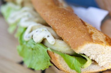 Kızarmış kalamar halkaları bocadillo allioli sos ile