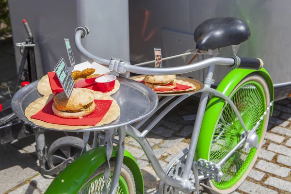 Vintage green bike used for offer meals beside food truck traile — Stock Photo, Image