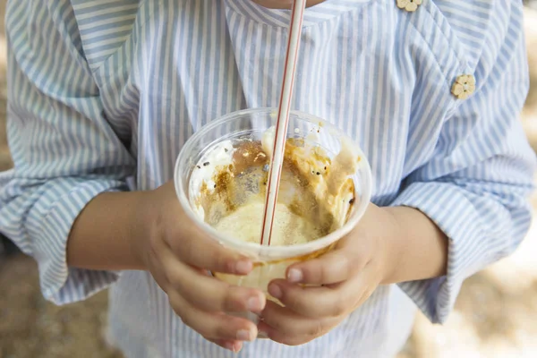 Little girl drinking milkshake at park — Stock Photo, Image