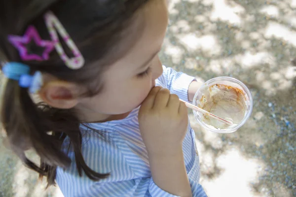 Meisje milkshake drinken op park — Stockfoto