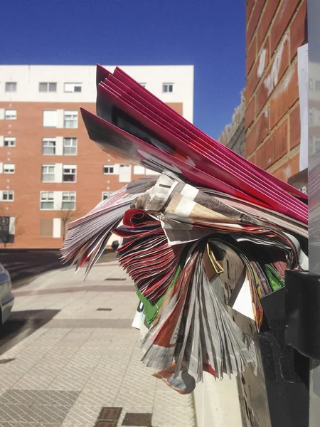 Caixa de correio cheia de lixo de folhetos publicitários fora do apartamento — Fotografia de Stock