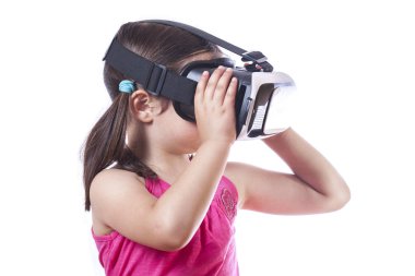 Sanal gerçeklik gözlüklü küçük kız