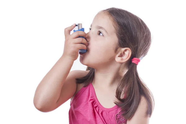 Liten flicka använder medicinsk spray för andedräkt — Stockfoto