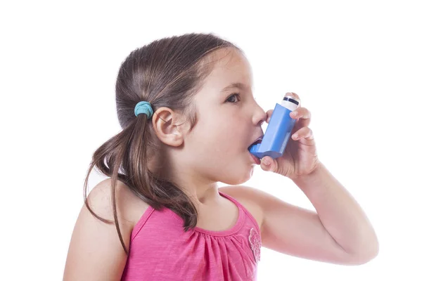 Niña usa spray médico para respirar —  Fotos de Stock