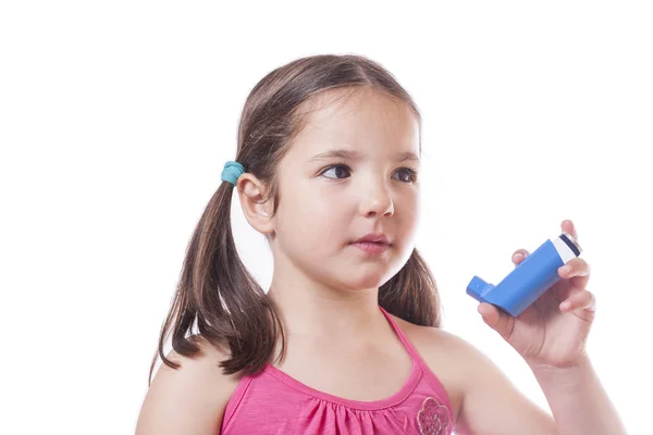 어린 소녀 의료 스프레이 사용 하 여 호흡에 대 한 — 스톡 사진