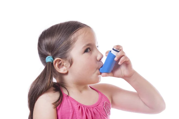 Küçük kız tıbbi sprey nefes almak için kullanır. — Stok fotoğraf