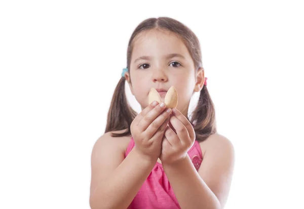 Menina segurando um biscoito da sorte fechado — Fotografia de Stock