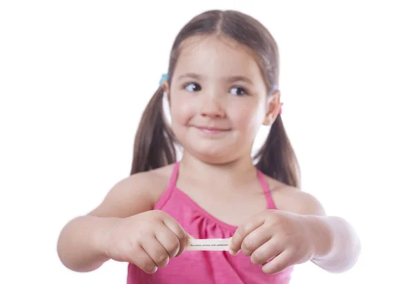 Νεαρή κοπέλα που κρατά το χαρτί του fortune cookie — Φωτογραφία Αρχείου