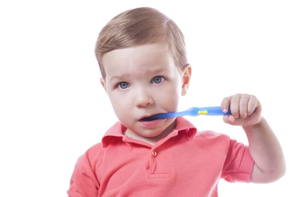 Roztomilý chlapeček, čištění zubů — Stock fotografie