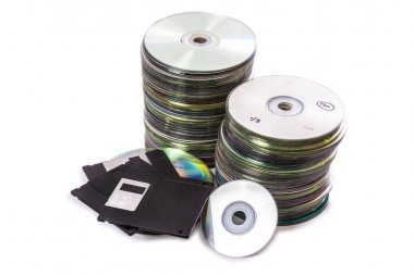Eski moda cd disk, floppys ve mini dics yığınları