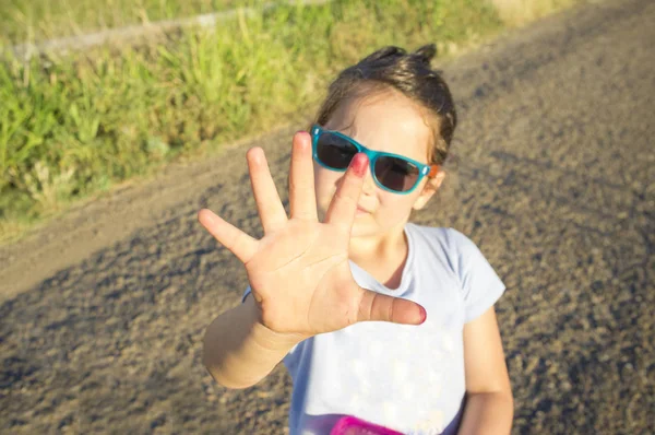 5 años niña mostrar su mano llena de morera mancha jui — Foto de Stock