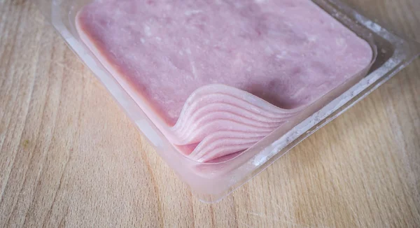 Pack négyzet alakú szeletelt sonka, szendvics — Stock Fotó
