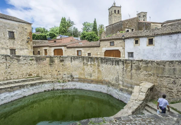 西班牙特鲁希略老城区的历史蓄水池景观 — 图库照片