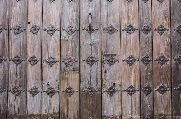Porta de madeira velha em Trujillo, Espanha — Fotografia de Stock